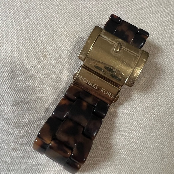 Michael Kors Tortoise Buckle Chain Link Bracelet - Picture 4 of 4
